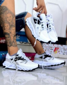 Zapatos Amc on Cloud Duos Blanco unisex sobre fondo claro